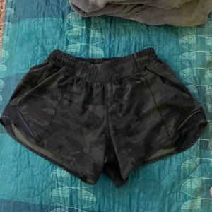 Camo lululemon hotty hot shorts 4’